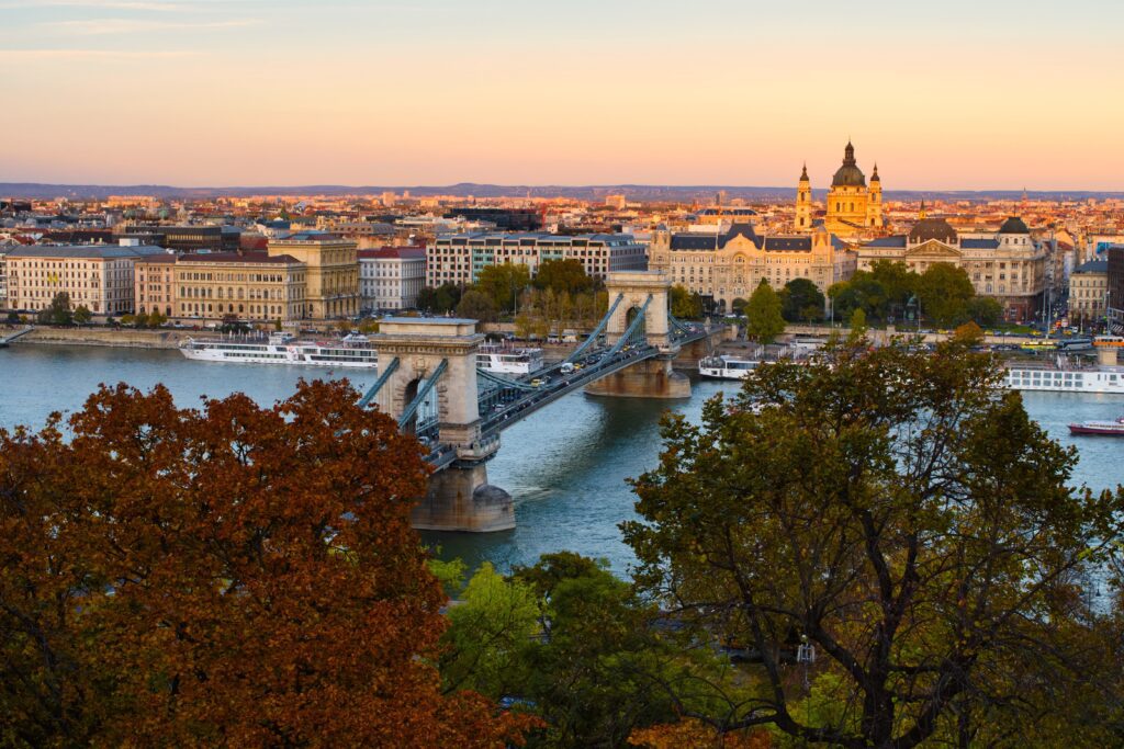 Széchenyi-Kettenbrücke und Stephansbasilika in Budapest im Abendlicht