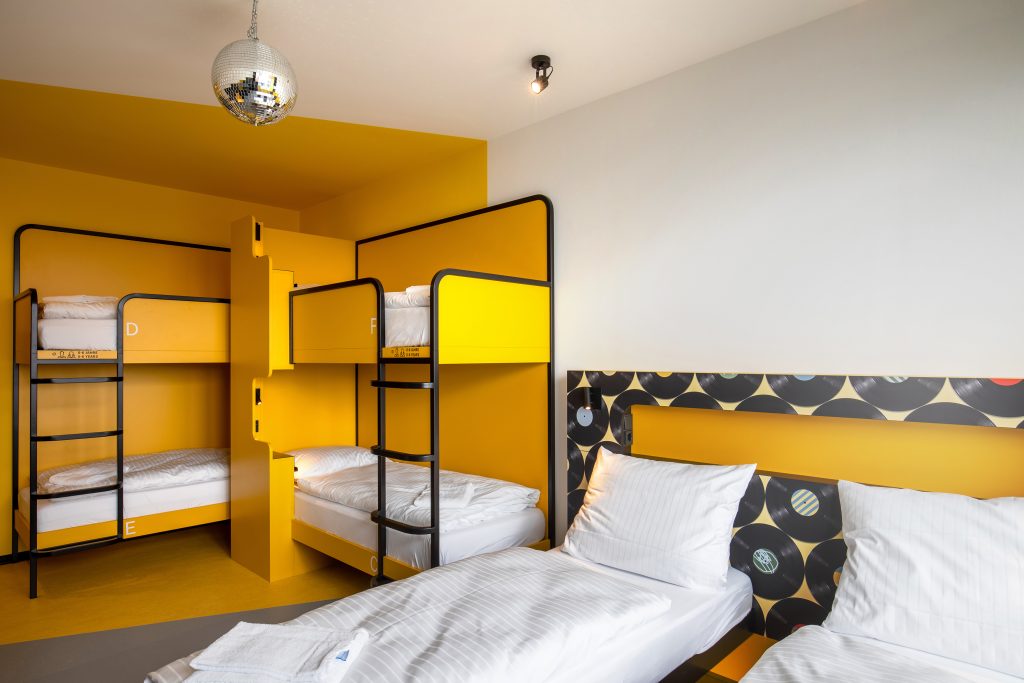 MEININGER Hotel Dresden Zentrum: cheerful shared dorm with yellow bunks