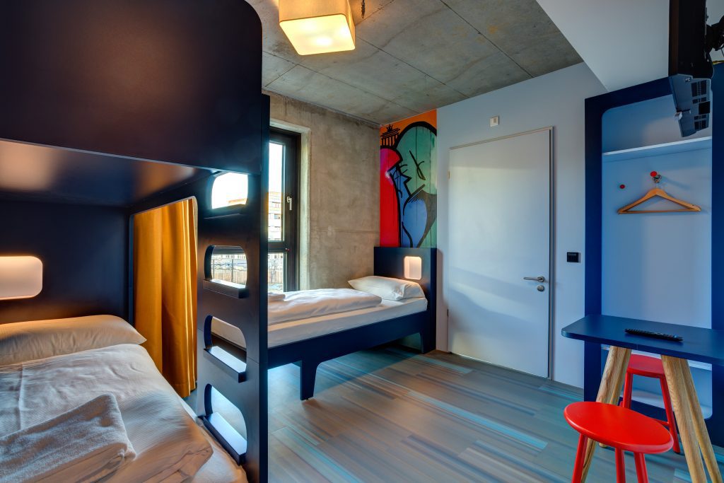 MEININGER Hotel Berlin East Side Gallery: Cool shared dorm with bunk beds