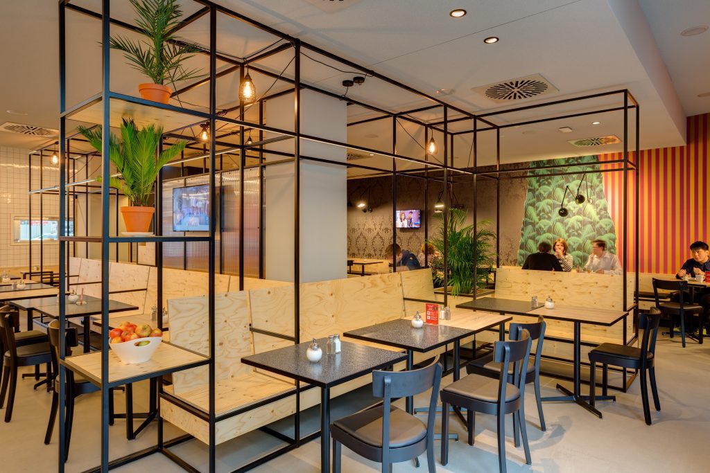 MEININGER Hotel Leipzig Hauptbahnhof: Trendy dining area with cozy seating